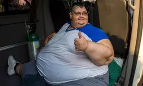 چاق‌ترین مرد جهان بعد از ۱۰ سال دوباره روی پای خود ایستاد