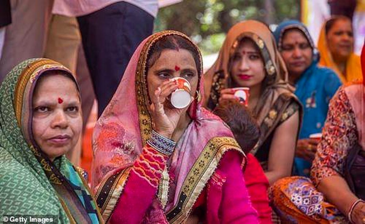 نوشیدن ادرار گاو؛ راهکار برخی از هندوها برای جلوگیری از ابتلا به کرونا (+عکس)