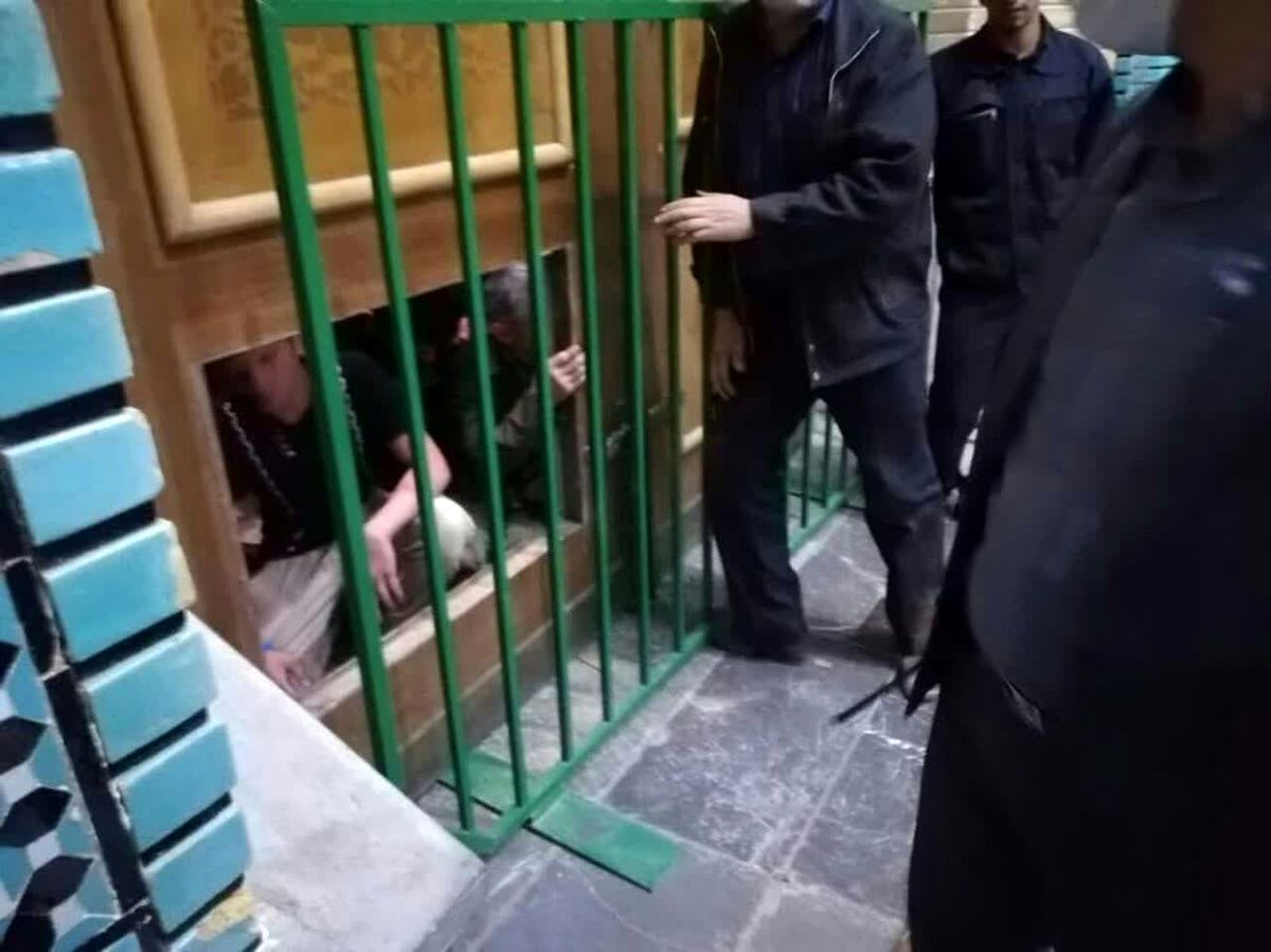 فوری/ شکستن درب حرم حضرت معصومه در اعتراض به تعطیلی حرم!