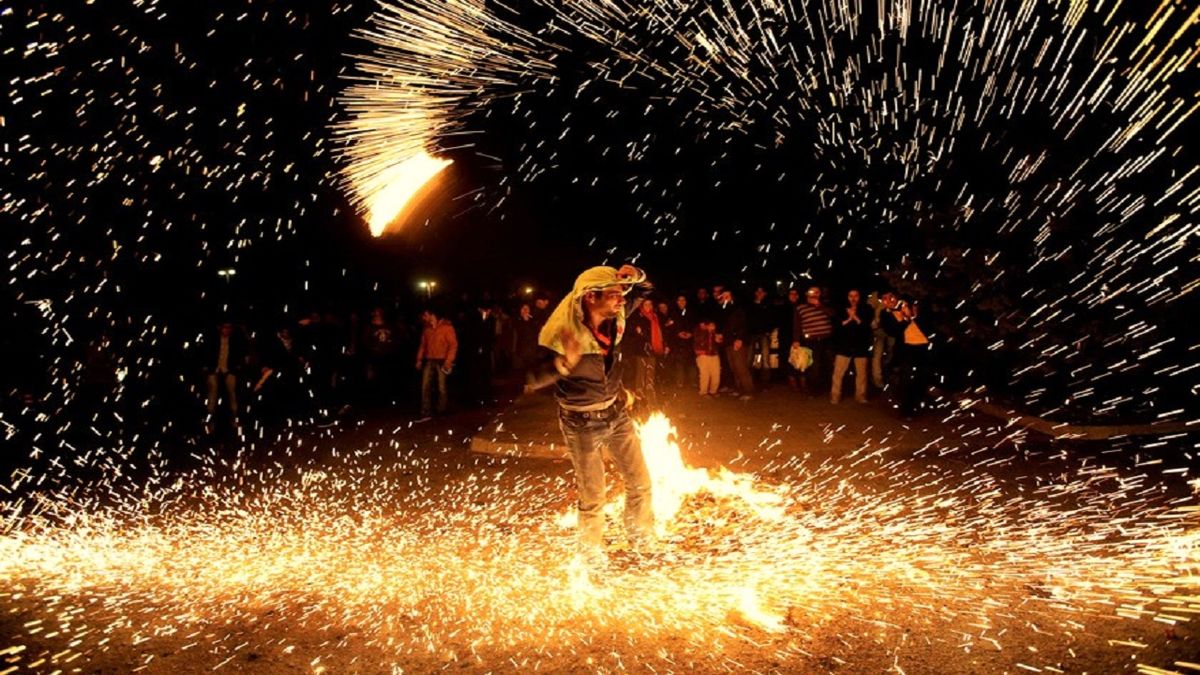 آخرین چهارشنبه سال در سایه شیوع یک بیماری خطرناک / زردی کرونا از من، سرخی آتش از تو!