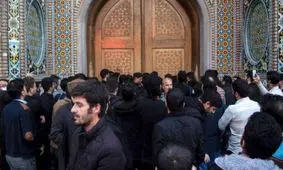 از لیس زنی ضریح تا شکستن درهای حرم / جریان شیرازی به دنبال چیست؟