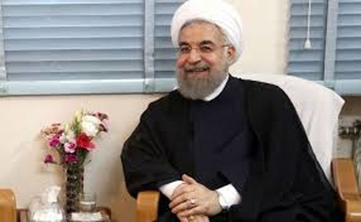 فیلم / شوخی روحانی در مراسم قرعه‌کشی قبل از آغاز مناظره که با خنده حاضرین مواجه شد