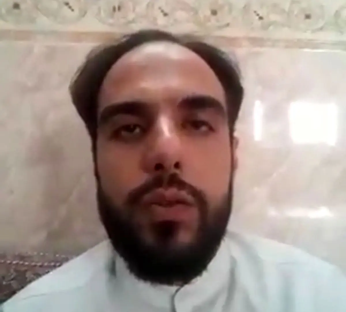 فیلم| عقب‌نشینی سخنران تجمع مخالفان بسته شدن حرم حضرت معصومه (س) قم