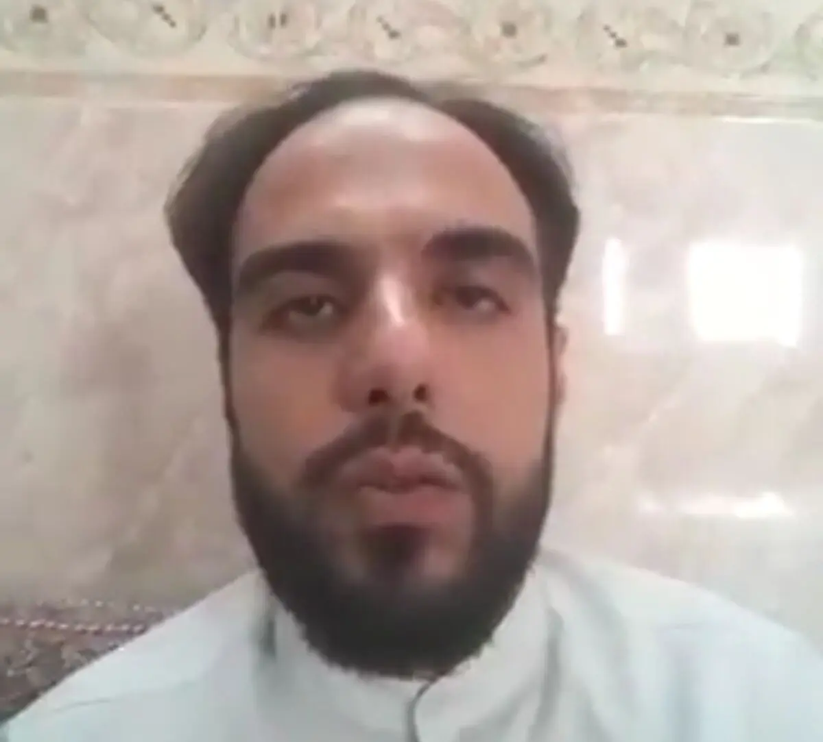 فیلم| عقب‌نشینی سخنران تجمع مخالفان بسته شدن حرم حضرت معصومه (س) قم