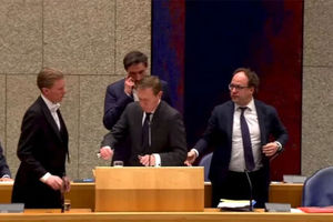 وزیر بهداشت هلند در جلسه پارلمان درباره شیوع ویروس کرونا از خستگی غش کرد / فیلم