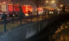 مرد گرفتار در سیلاب توسط آتش نشانان نجات یافت