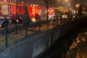 مرد گرفتار در سیلاب توسط آتش نشانان نجات یافت