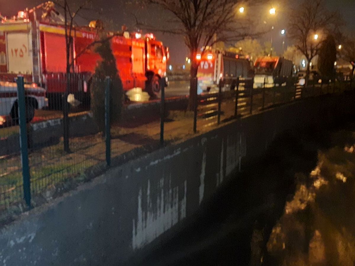 مرد گرفتار در سیلاب توسط آتش نشانان نجات یافت