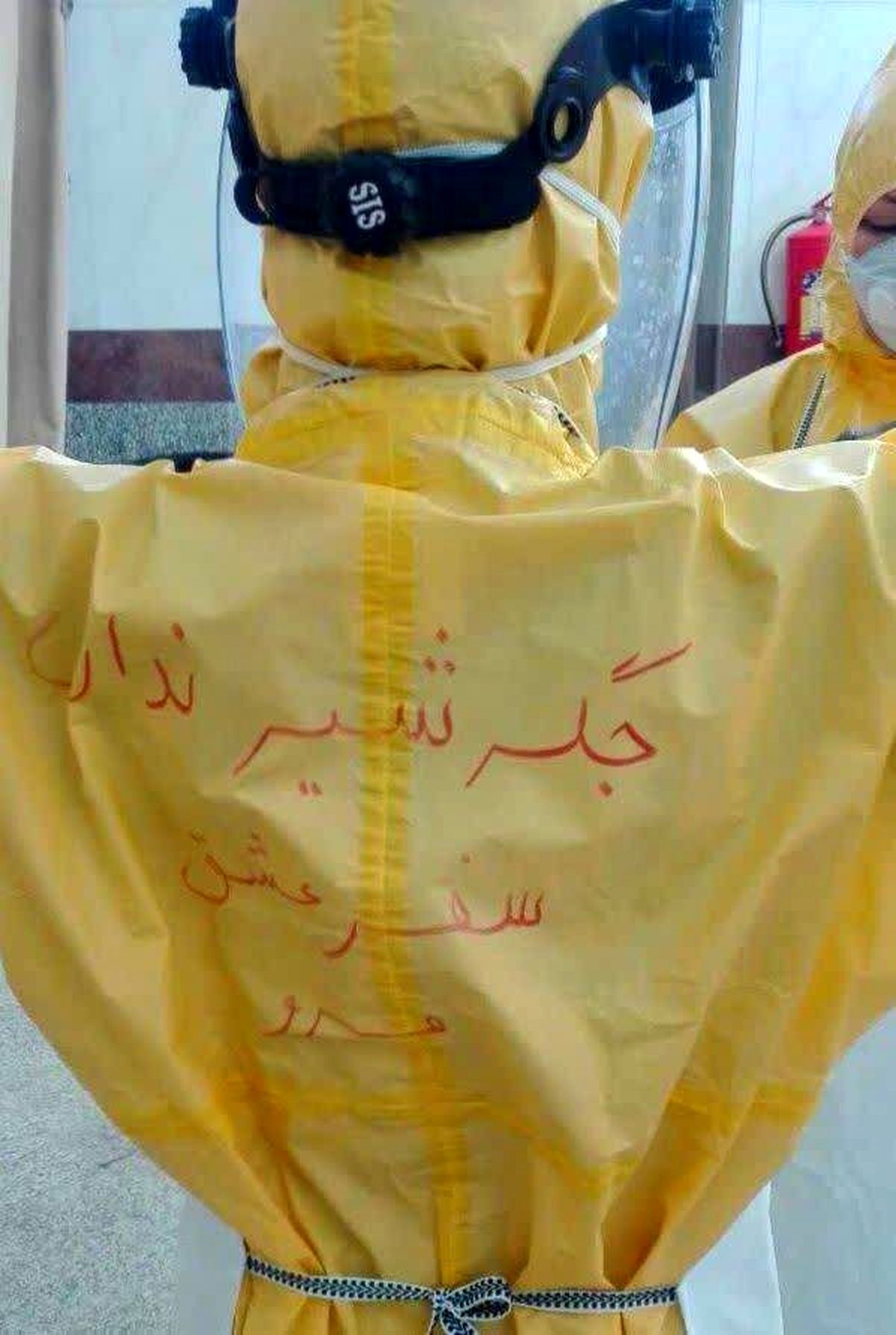 عکس| زنانی که در قم قربانیان کرونا را غسل میدهند