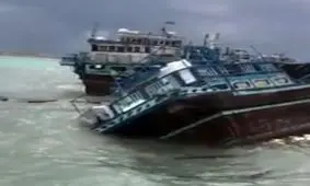 فیلم| غرق شدن لنج باری در اسکله عسلویه