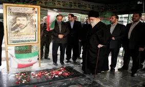 تصویری کمتر دیده شده از فرمانده بی‌نظیر دوران جنگ تحمیلی در کنار رهبر انقلاب