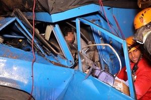 نجات معجزه آسای راننده نیسان آبی توسط آتش نشانان مشهدی