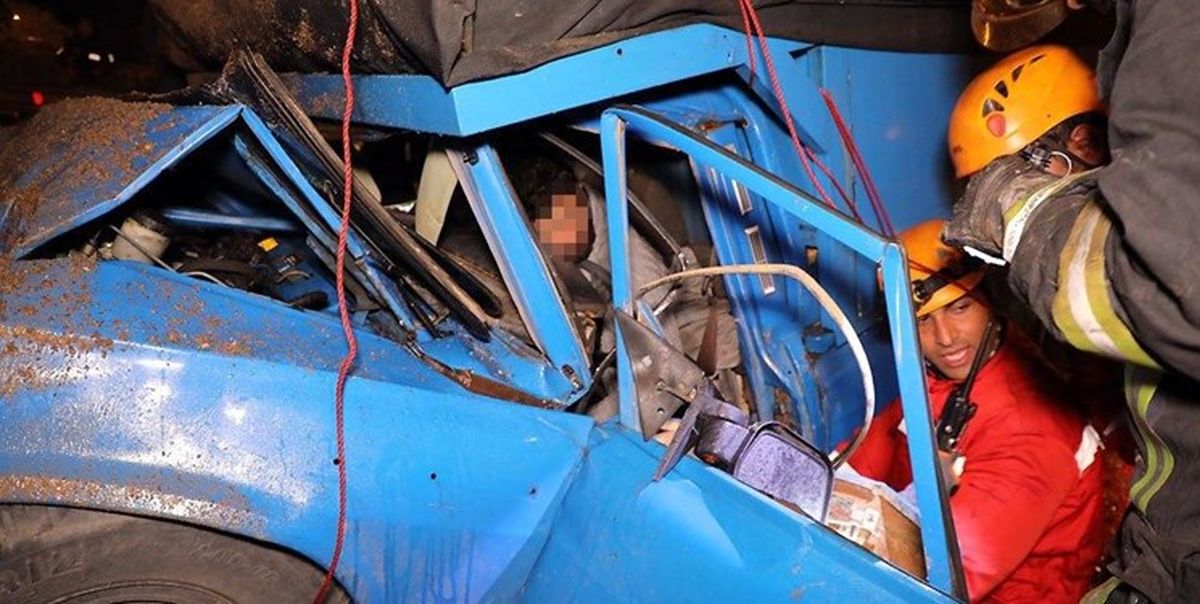 نجات معجزه آسای راننده نیسان آبی توسط آتش نشانان مشهدی