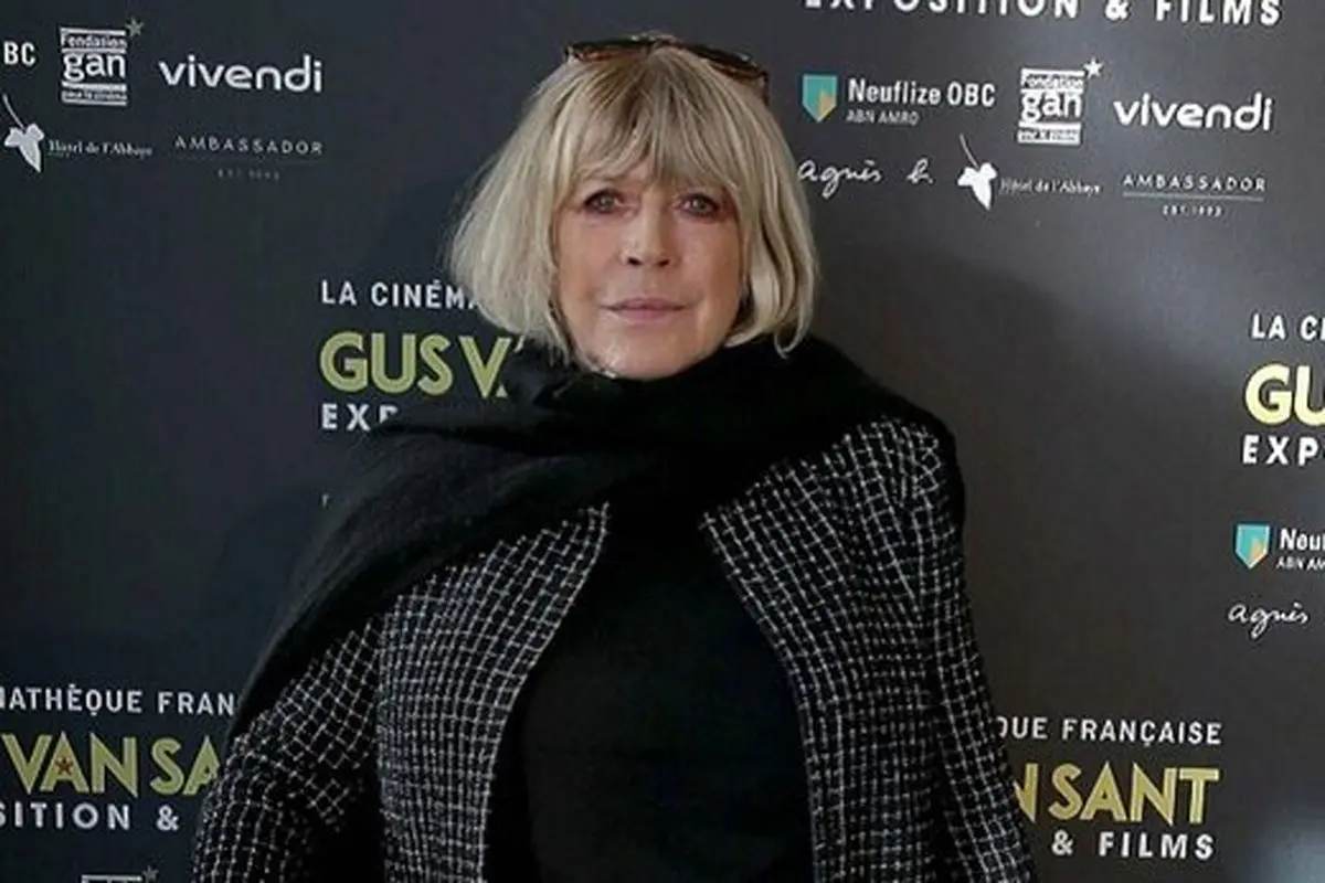 خواننده ۷۳ ساله به دلیل کرونا بستری شد