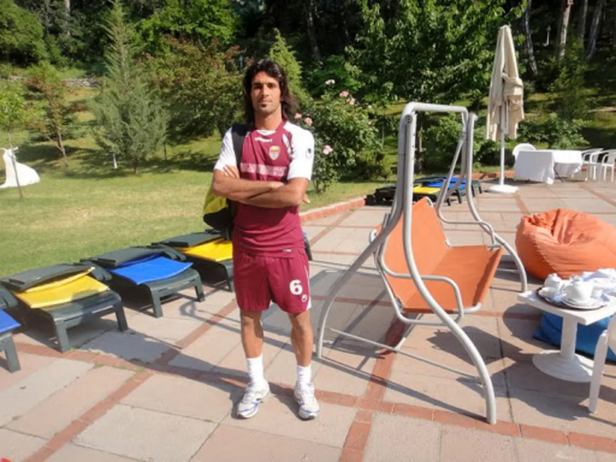 عبدالله کرمی کفش‌های خود را آویخت