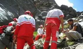 انتقال جسد مرد یاسوجی از صخره‌ها به پایین