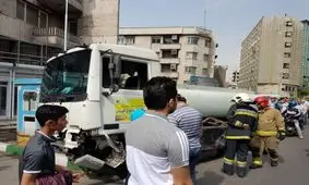 برخورد خودرو تانکر آب با چندین خودرو