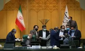 نحوه نشستن نمایندگان در صحن علنی مجلس در وضعیت کرونایی / عکس