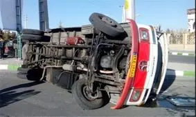 واژگونی مینی‌بوس حامل دانش‌آموزان در شیراز 20 مصدوم بجا گذاشت
