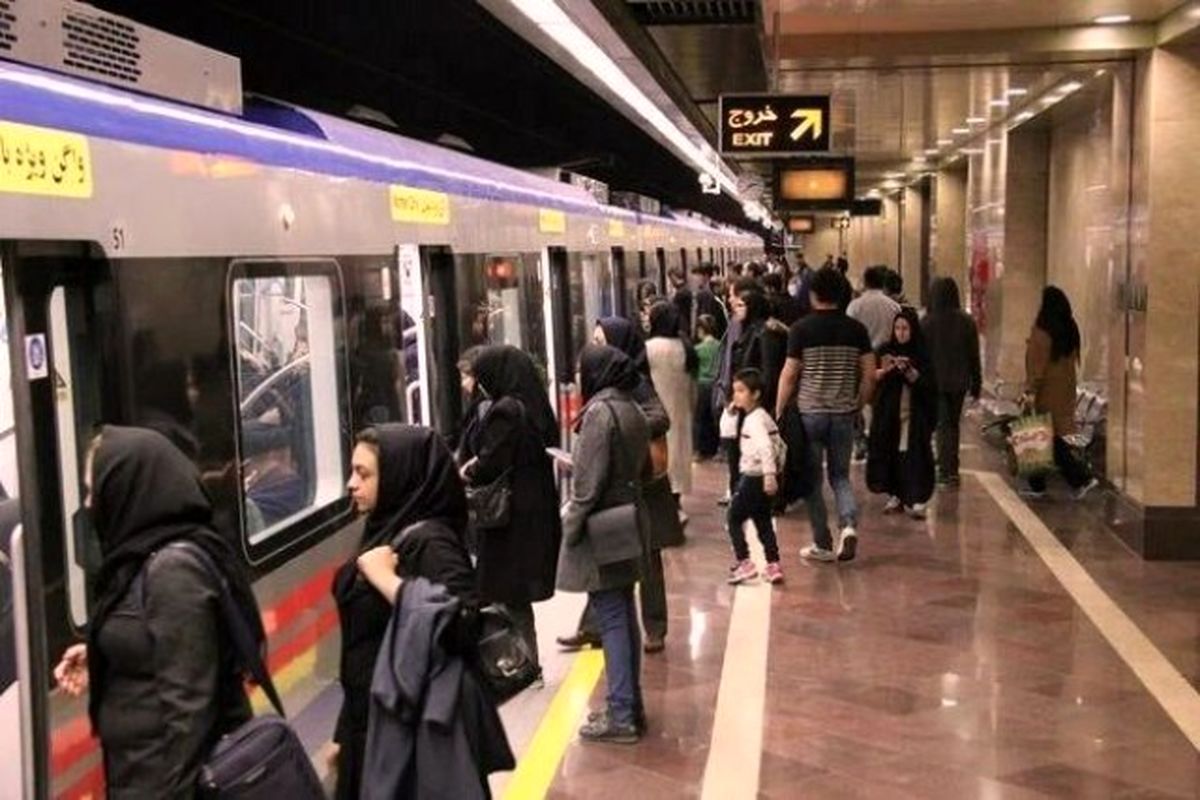 اجرای طرح فاصله گذاری اجتماعی در مترو