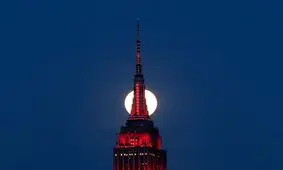 تصاویر پدیده "اَبَرماه" در آسمان لندن و نیویورک