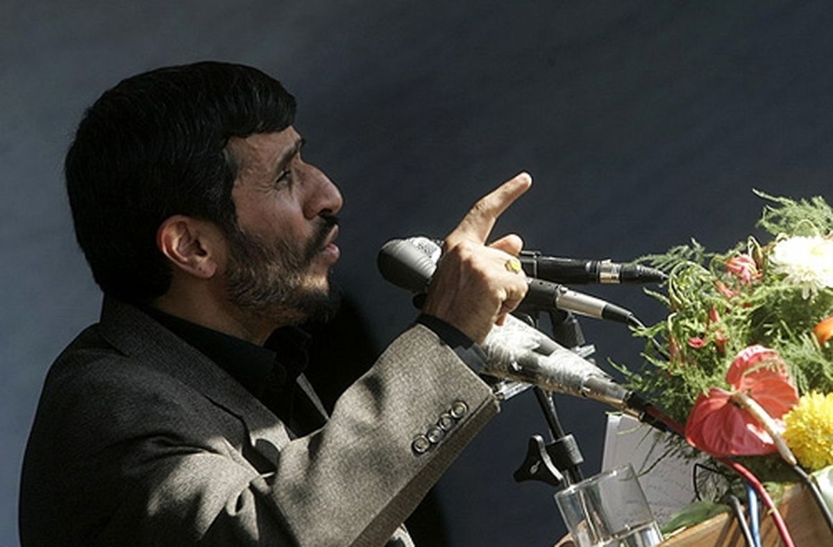 گریه احمدی نژاد در جشن روز ملی فناوری هسته ای / فیلم