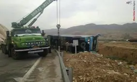 واژگونی خودروی توریست‌های آلمانی/ 2 نفر کشته و 17 نفر مجروح شدند/ اعزام بالگرد اورژانس، 10 آمبولانس و یک دستگاه اتوبوس آمبولانس+عکس