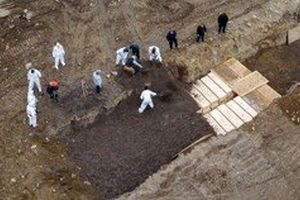 فیلم| دفن جمعی قربانیان احتمالی کرونا در نیویورک
