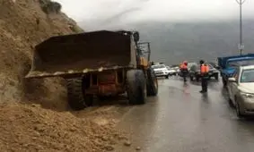 جاده فشم به دلیل ریزش کوه مسدود شد