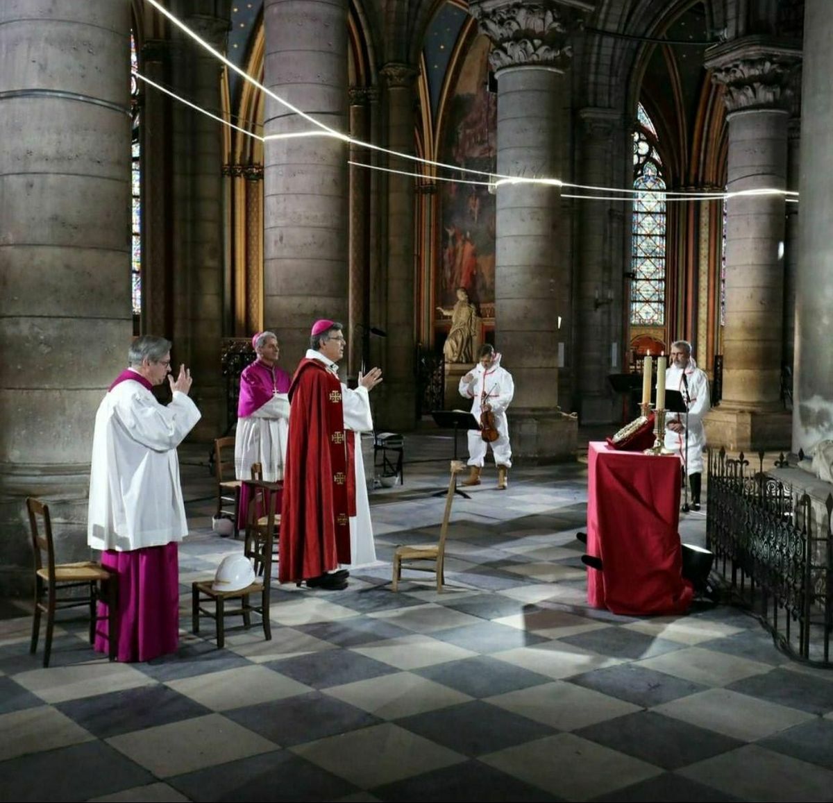 عکس/ مراسم دعا در کلیسای نوتردام توسط اسقف اعظم پاریس