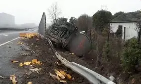 چپ کردن تریلی به دلیل تعویض راننده حین حرکت + فیلم