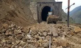 ریزش کوه در مسیر ریلی سوادکوه/ توقف چند ساعته قطار + فیلم