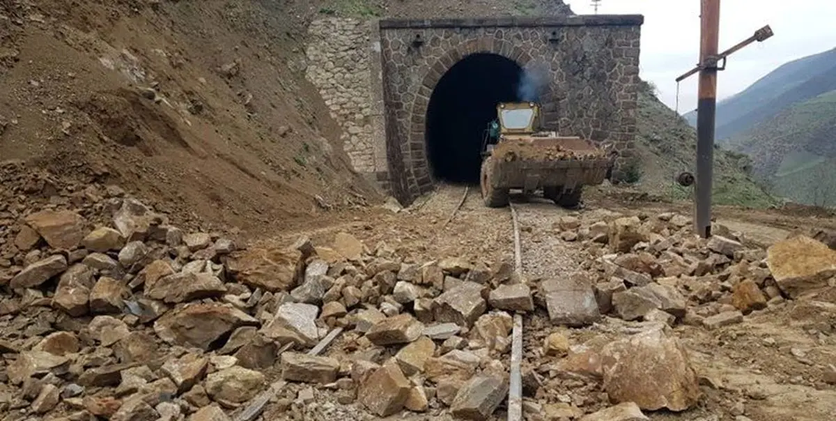 ریزش کوه در مسیر ریلی سوادکوه/ توقف چند ساعته قطار + فیلم