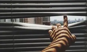 در دوران قرنطینه چه اتفاقاتی برای جسم و روان شما رخ می‌دهد؟ / خطر افسردگی و اضطراب در کمین مردم جهان است