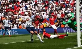 سیگار کشیدن وسط زمین فوتبال!/عکس