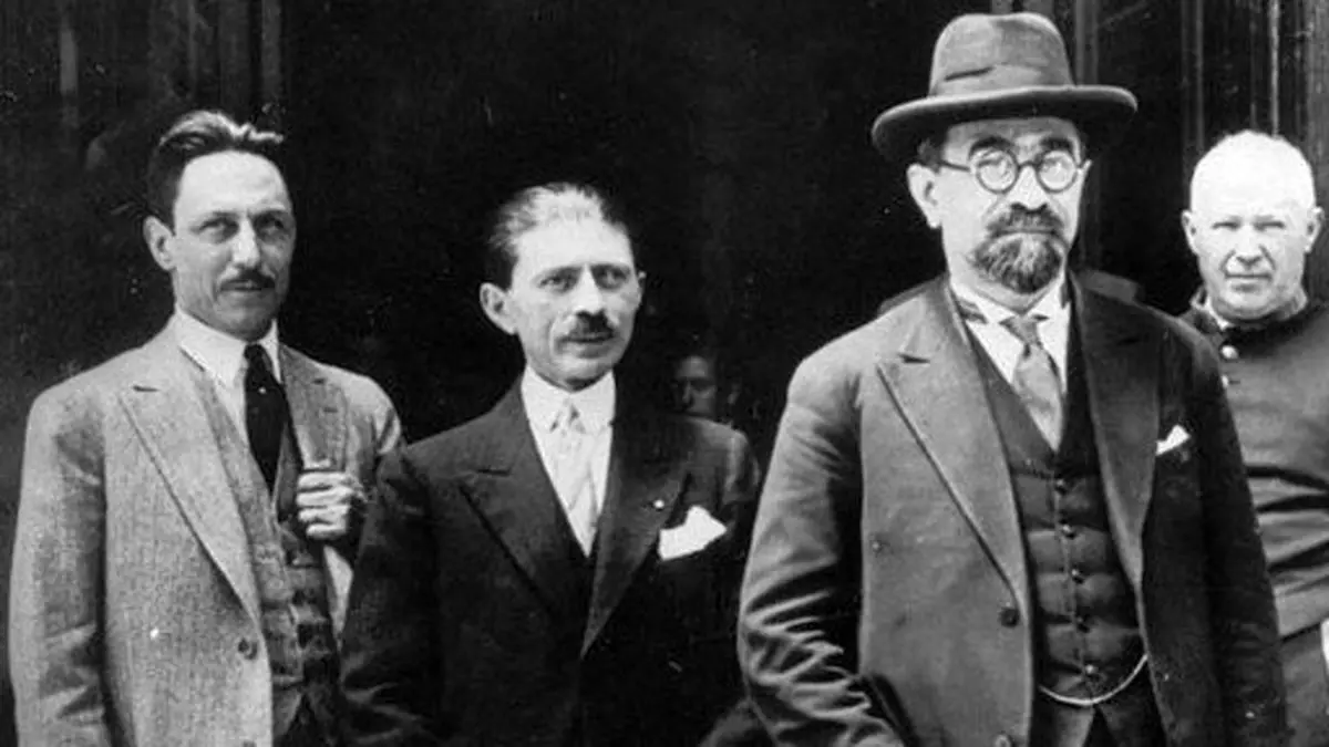 تماشای رقص زن‌ها و مردها کردم، حقیقتا این آداب فرنگی‌ها را نمی‌پسندم