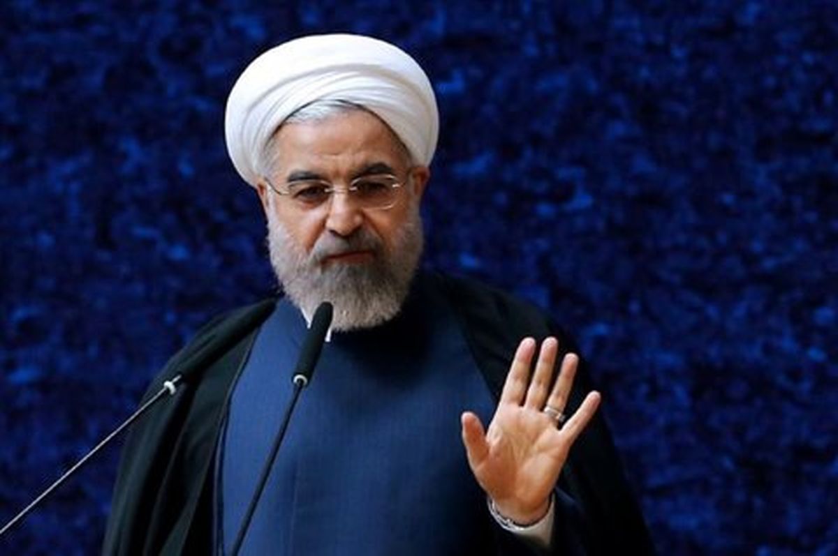 توهین به روحانی در روز جانباز با دستِ بیقرار / چرا دست روحانی لرزش دارد؟