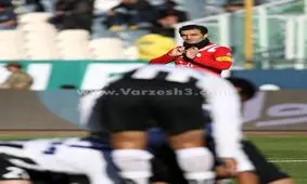 پسرک شر شمالی و بازوبند پرسپولیس در پایتخت