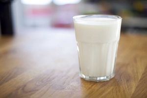 فواید نوشیدن شیر سرد قبل از خواب را بیشتر بشناسید