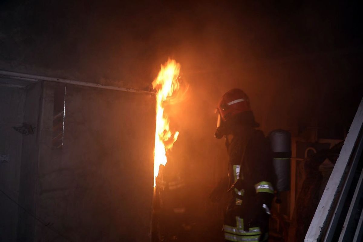 نجات ۴ نفر از میان شعله های آتش با جانفشانی مرد همسایه