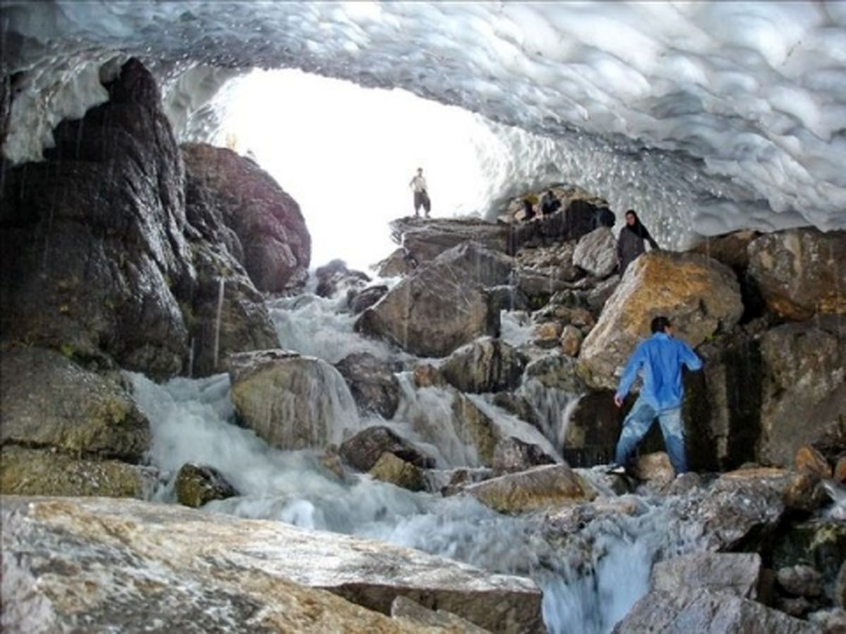 قدمی در تونل برفی