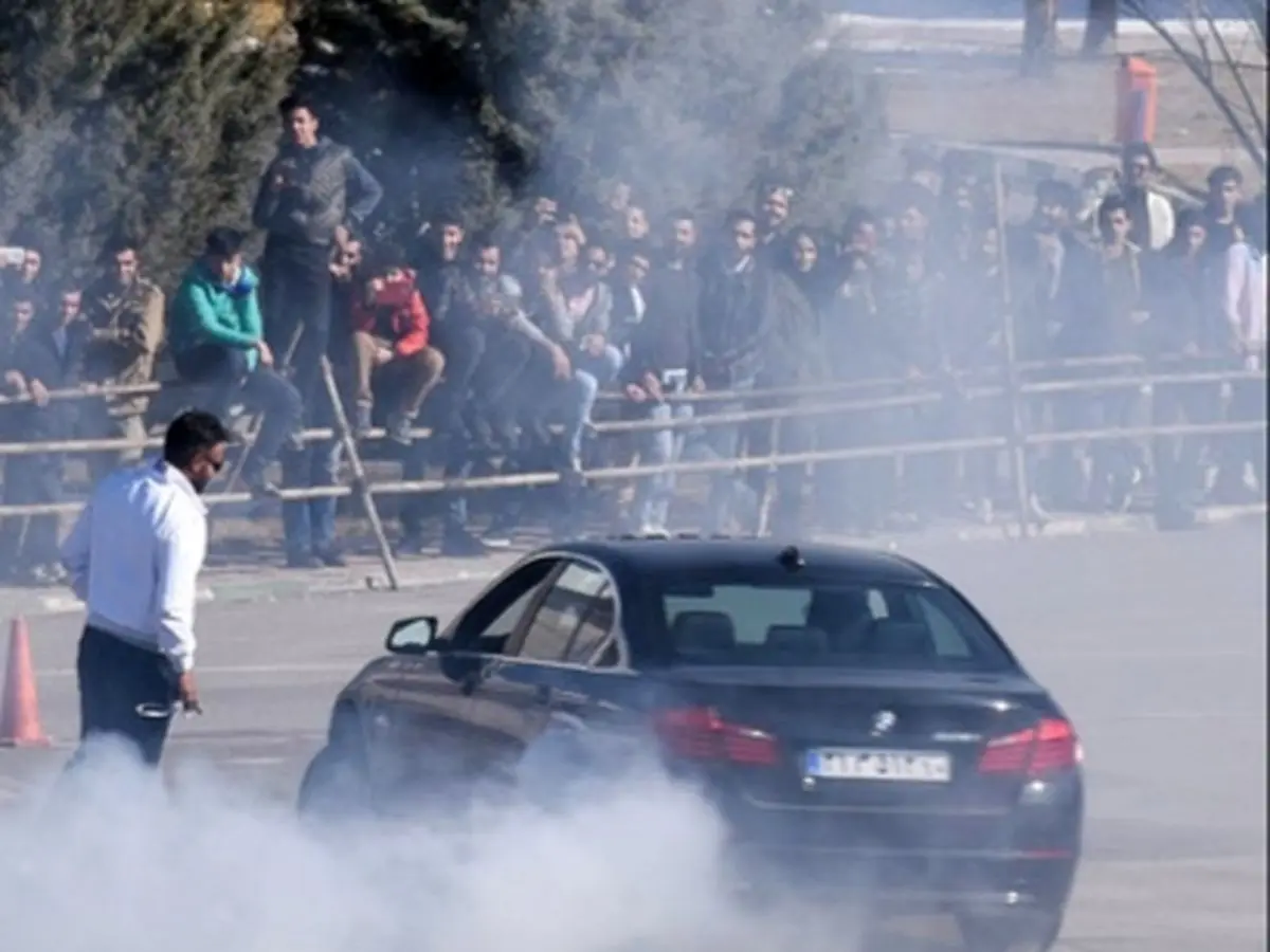 آموزش رایگان "مهارت رانندگی حرفه‌ای" را برای مردم برگزار می‌کنیم