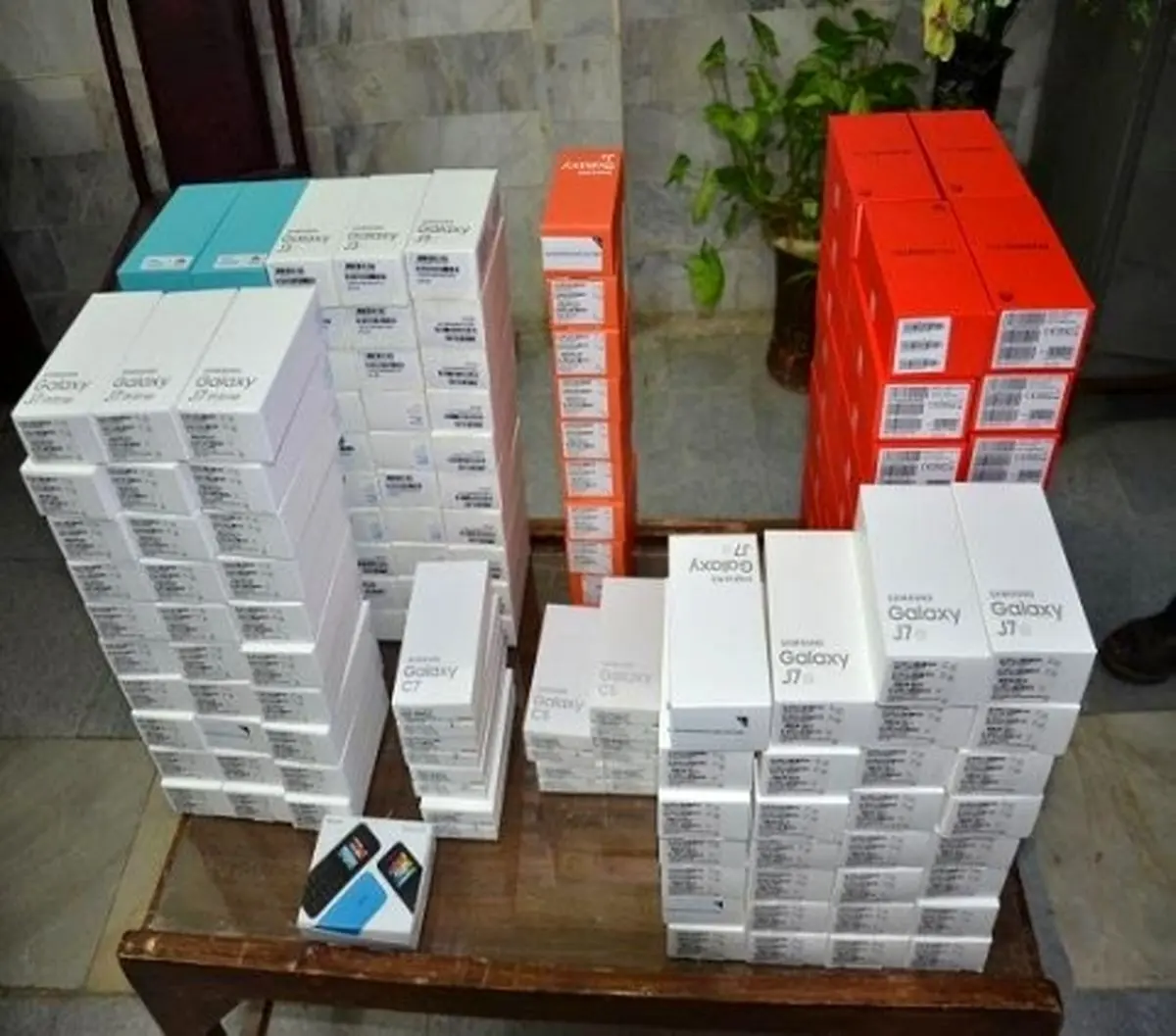 کشف محموله میلیاردی گوشی قاچاق در کرمانشاه