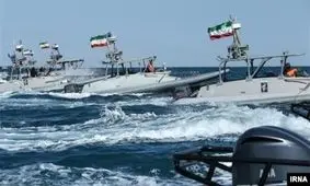 فیلمی که نیروی دریایی آمریکا منتشر کرده و مدعی شده ۱۱ شناور سپاه به آن نزدیک شده‌اند