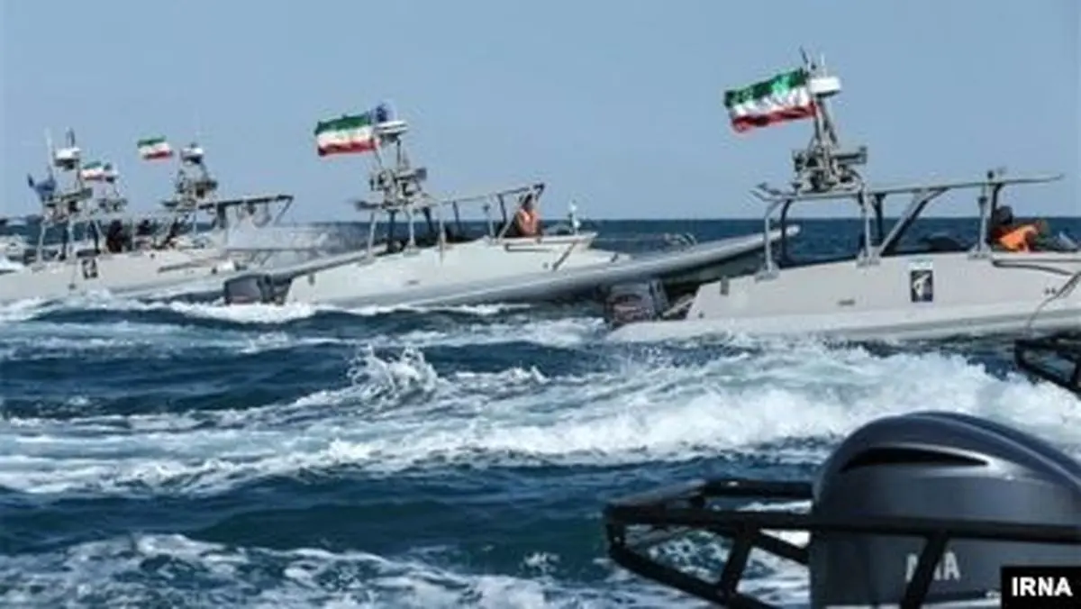 فیلمی که نیروی دریایی آمریکا منتشر کرده و مدعی شده ۱۱ شناور سپاه به آن نزدیک شده‌اند