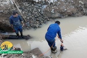 تلاش‌های بی وقفه عوامل برای تعمیر لوله آب شرب شهر کلیبر + تصویر