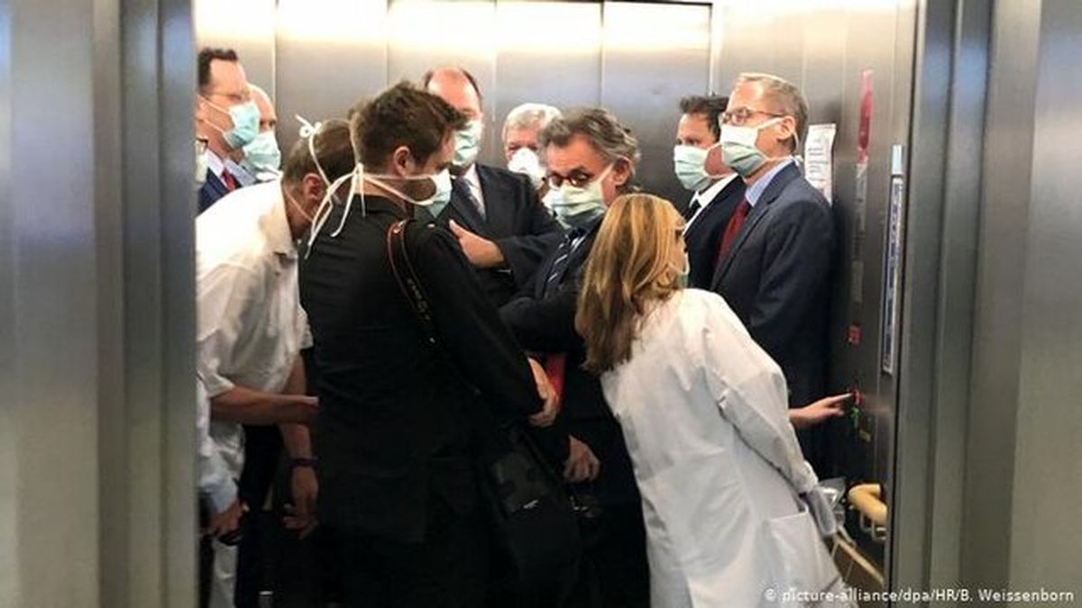 سوارشدن وزیر بهداشت آلمان به یک آسانسور پر، دردسرساز شد