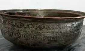 ۲ ظرف سفالی و مسی با قدمت ۲۵۰ سال در ابرکوه کشف شد