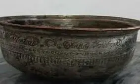 ۲ ظرف سفالی و مسی با قدمت ۲۵۰ سال در ابرکوه کشف شد
