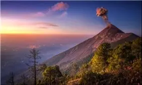 تصاویری دیدنی از خارج شدن خاکستر آتشفشان